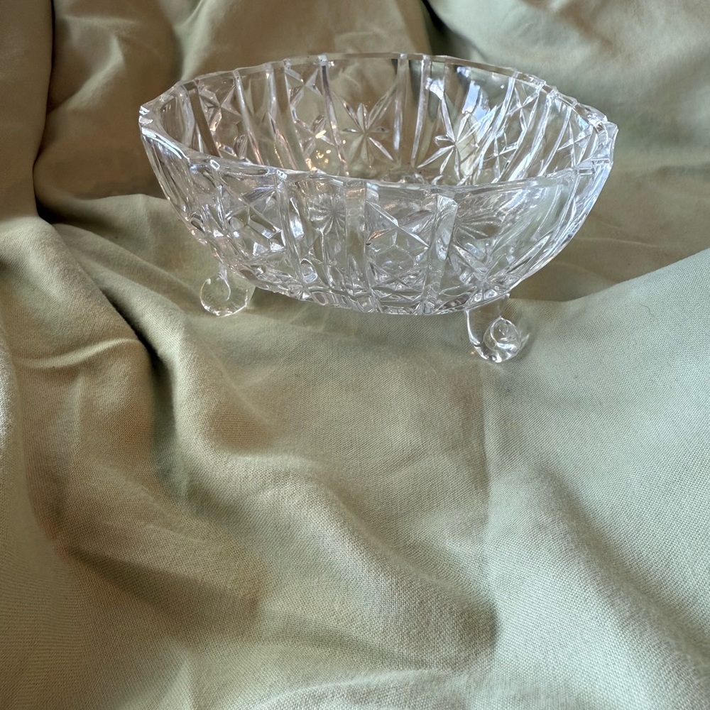 Elegant Crystal Cut Glass Bowl - Picture 2 of 4